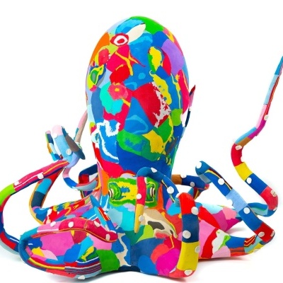 Boneco de polvo colorido em tecido com padrão abstrato