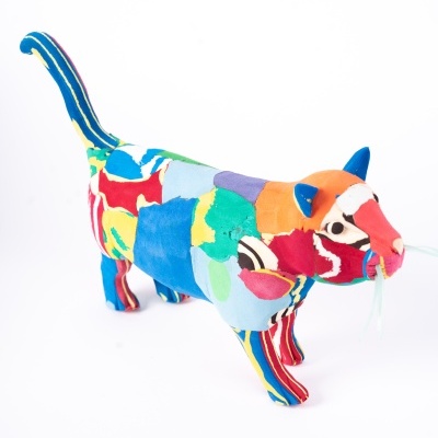 Boneco de gato tecido colorido com padrão de retalhos coloridos