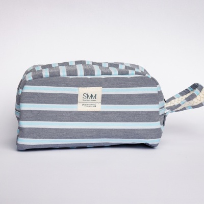 Necessaire azul e cinza com riscas horizontais e etiqueta S/M