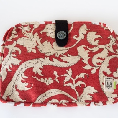 Estojo tecido vermelho e bege com padrão arabesco e fecho botão preto
