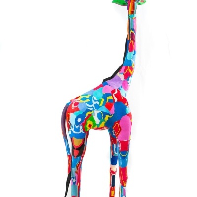 Escultura de girafa colorida em tecido sobre fundo branco