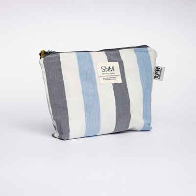 Bolsa pequena de tecido com riscas azuis, cinza e branco