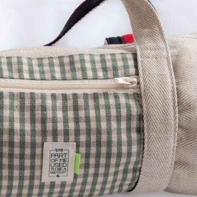 Bolsa têxtil com padrão verde e branco e alça bege