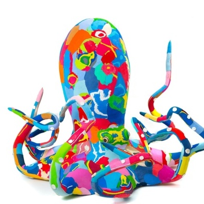 Escultura colorida de polvo em várias cores sobre fundo branco