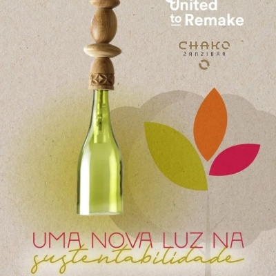 Lâmpada sustentável com garrafa verde e madeira esculpida