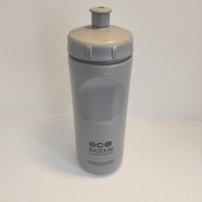 Garrafa desportiva cinzenta com texto impresso eco bottle na frente