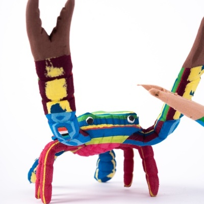 Figura decorativa colorida de caranguejo em tecido com garras grandes