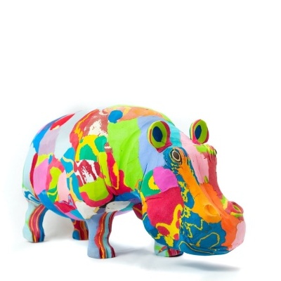 Figura decorativa colorida de hipopótamo sobre fundo branco