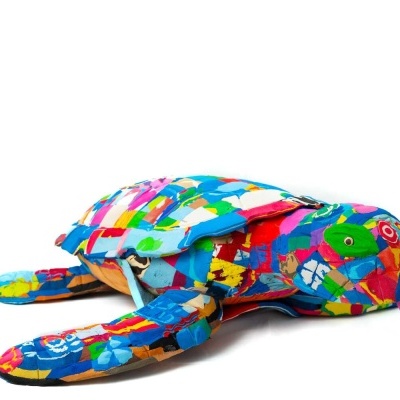 Pelúcia colorida em forma de tartaruga sobre fundo branco