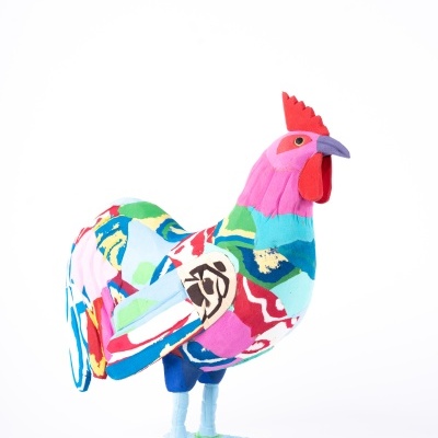 Galo decorativo colorido em tecido com padrões vibrantes