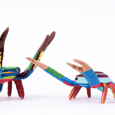 Caranguejos de tecido colorido com padrões variados