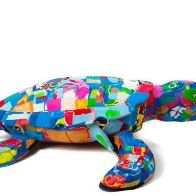 Pelúcia de tartaruga colorida com padrão patchwork