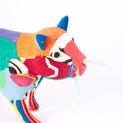 Estátua decorativa colorida de gato em tecido retalhado