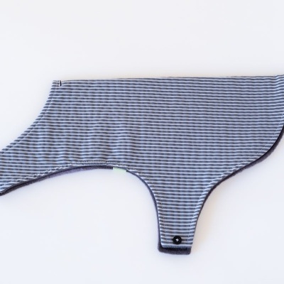 Casaco para cão azul com riscas brancas e botões pretos