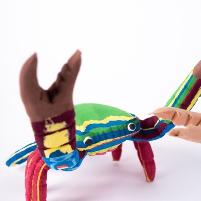 Figura de caranguejo colorido em tecido com várias riscas