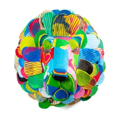 Cabeça decorativa de leão multicolorida com linhas verticais no cabelo