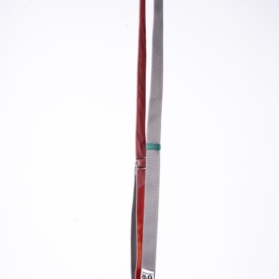 Corda ou tira vermelha e cinza com etiqueta e argola metálica