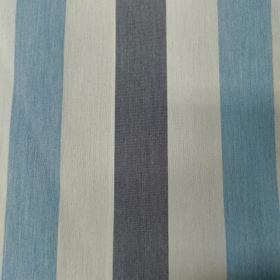 tela com riscas verticais em azul claro, cinza escuro e creme