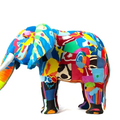 Elefante decorativo colorido em tecido com várias estampas.