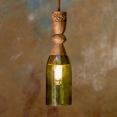 Candeeiro suspenso de vidro verde com suporte em madeira entalhada