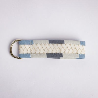 Porta-chaves em tecido azul, cinza e branco com argola metálica dourada