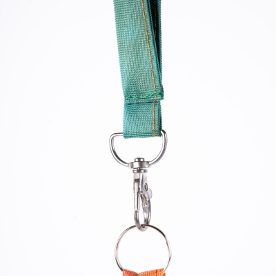 Chaveiro com cordão verde e tecido xadrez laranja e branco