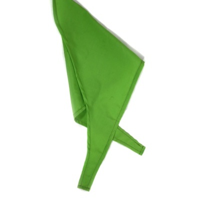 Lenço triangular verde em tecido liso com alça estreita