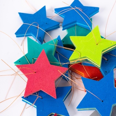 Estrelas decorativas de espuma coloridas com fios dourados