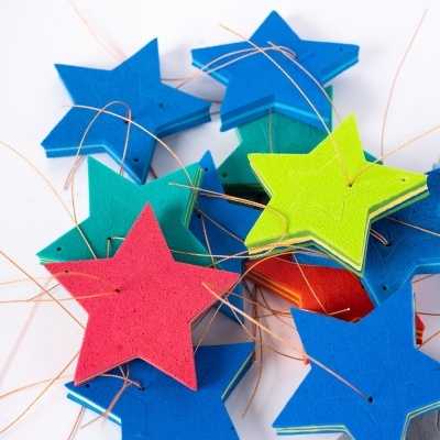 Estrelas decorativas coloridas em espuma com fios dourados