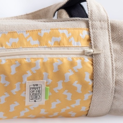 Bolsa de tecido amarelo com padrão branco de cães e alças de tecido cru