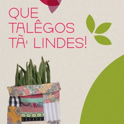Talego patchwork colorido com feijões verdes e texto promocional cor rosa em fundo creme.