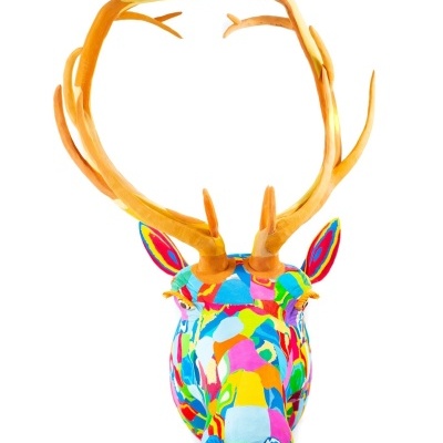 Cabeça de veado decorativa multicolorida com chifres castanhos