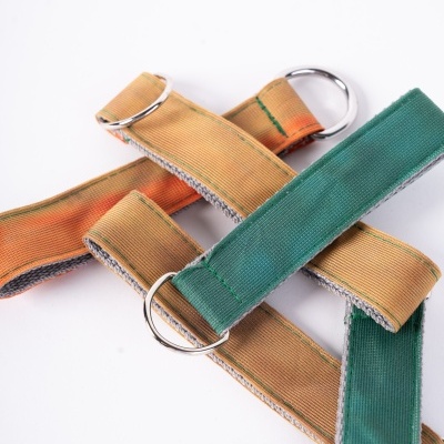 Três cintos de tecido com fivela metal sobre fundo branco