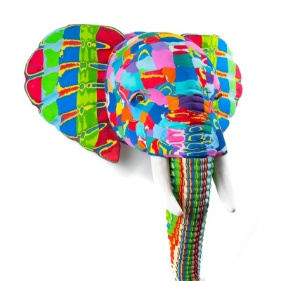 Cabeça de elefante decorativa colorida em tecido patchwork