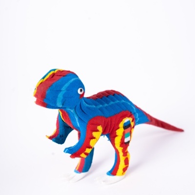 Boneco de dinossauro de tecido colorido com padrões vibrantes