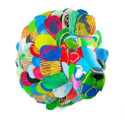 Cabeça decorativa de leão em tecido colorido na parede