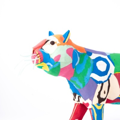 Estátua decorativa de gato colorido em fundo branco