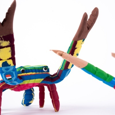 Brinquedos de tecido colorido em forma de caranguejo e lagosta sobre fundo branco