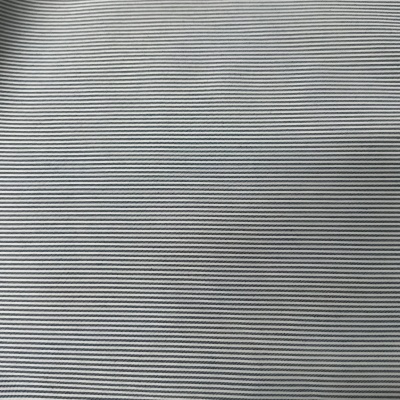 Tecido de riscas pretas e brancas finas horizontais