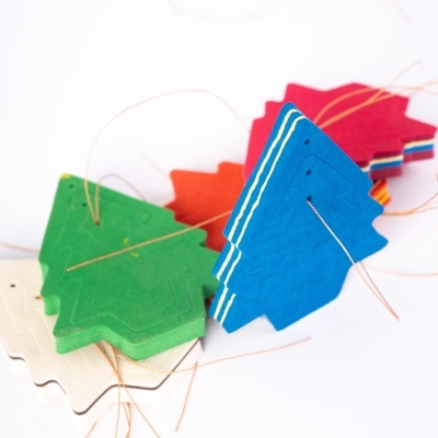 Enfeites em feltro coloridos em formato de árvore de Natal