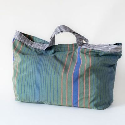 Saco de tecido riscado com alças cinzentas