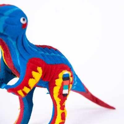 Estátua de dinossauro em feltro colorido