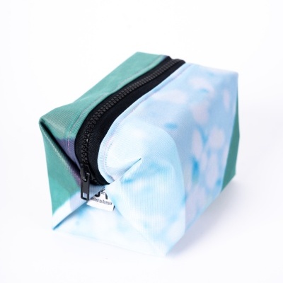 Necessaire rectangular azul claro e verde com fecho preto