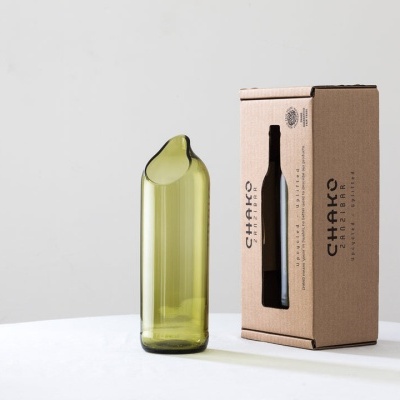 Garrafa verde reciclada e embalagem de cartão castanho com texto CHIARO e RECYCLED GLASS BOTTLE