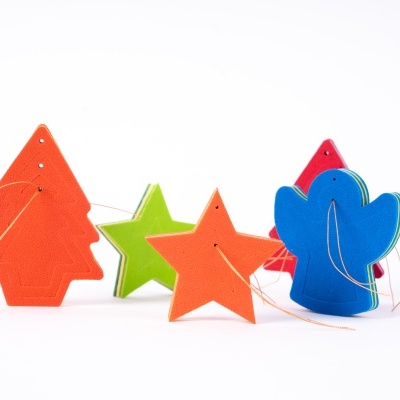 Decorações coloridas para pendurar em forma de árvore de Natal, estrelas e anjo