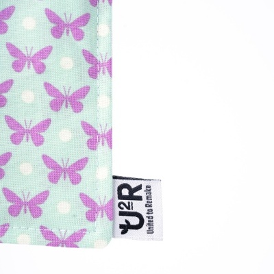 Pano estampado com borboletas roxas e etiqueta Y2R