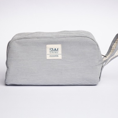 estojo retangular cinza às riscas com etiqueta SMM e alça lateral