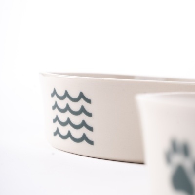 Recipientes de cerâmica branca com padrões azuis