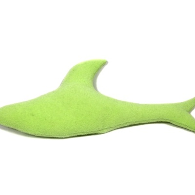 Peluche verde em forma de tubarão sobre fundo branco