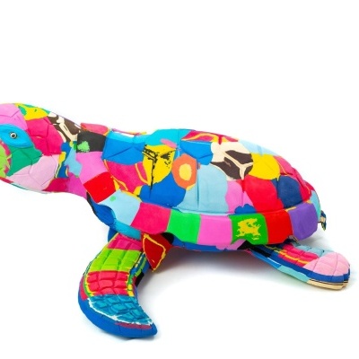 Peluche tartaruga colorida em patchwork sobre fundo branco